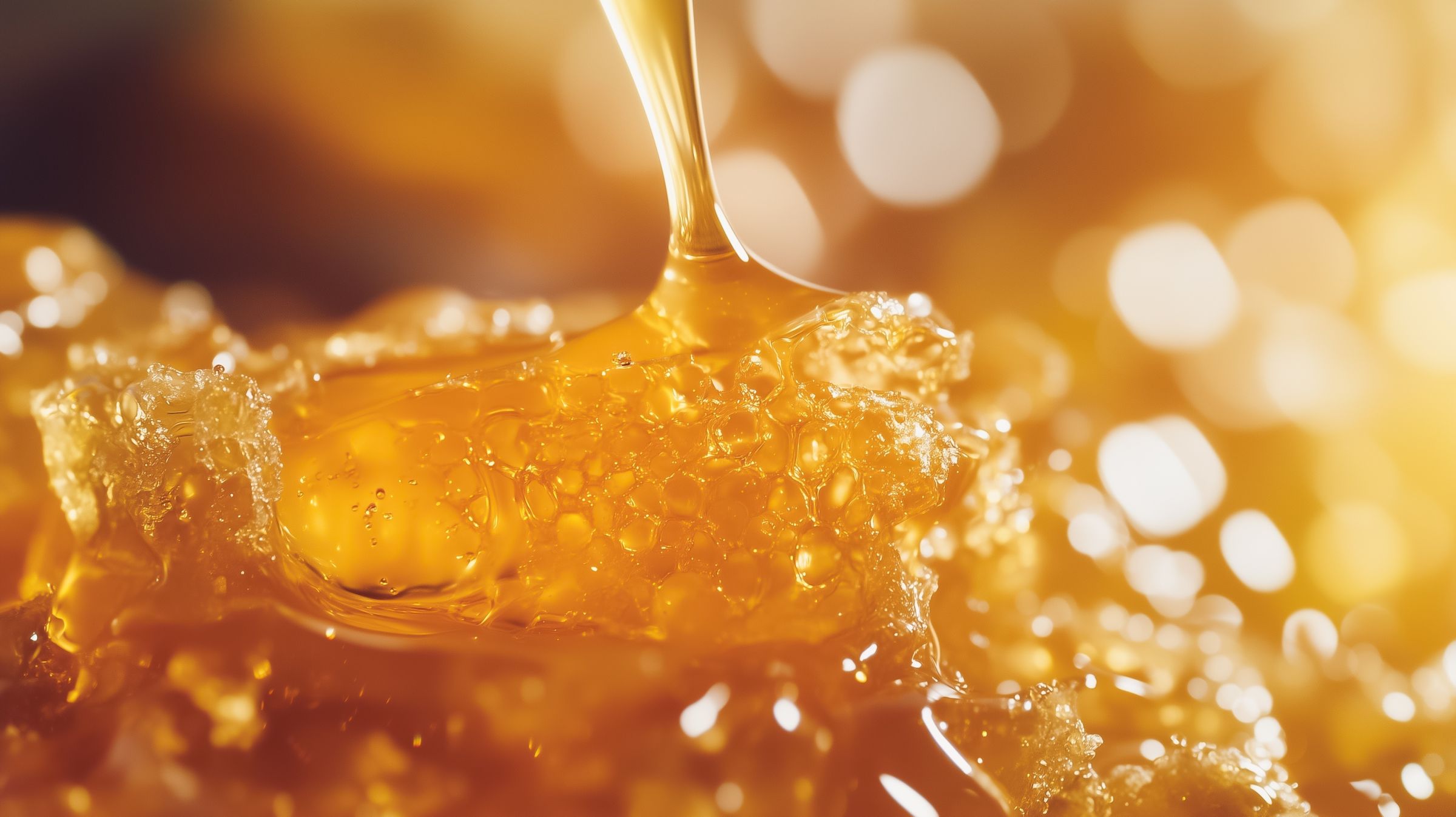 Diperkaya dengan madu untuk menenangkan kulit Anda dan mengurangi iritasi, ini juga memperbaiki kulit yang rusak dan mencerahkan warna kulit Anda.